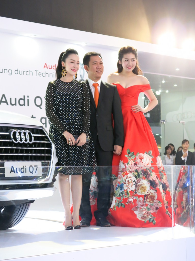 Á hậu Tú Anh nổi bật trong bộ đầm màu đỏ tại sảnh trưng bày của hãng xe Audi.