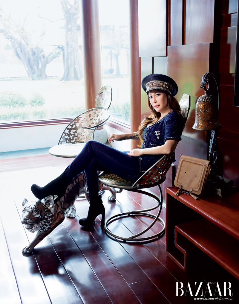 ￼Áo khoác tay ngắn và quần jeans của Chanel. Túi xách của nhà thiết kế trẻ Việt Nam Mya Kot