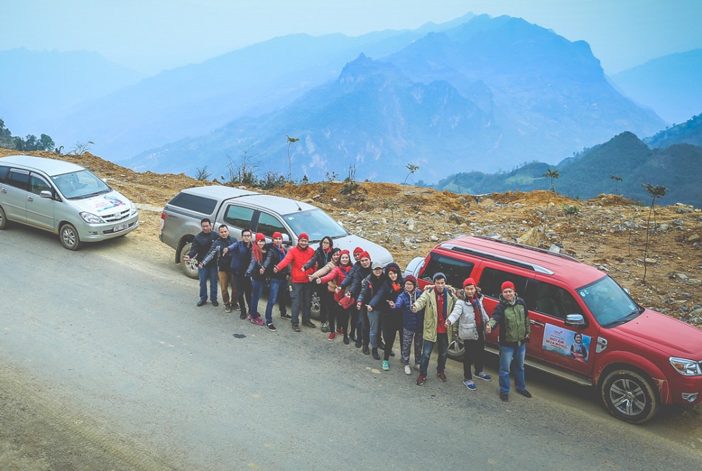 Vượt gần 500km trên cung đường đồi núi quanh co với những con dốc dài thăm thẳm, “Hội CANIFA Vì Cộng Đồng” đã thực hiện khảo sát cho chương trình “Hơi ấm mùa đông” năm thứ 11 tại Sìn Hồ, Lai Châu, một trong những huyện nghèo nhất Việt Nam. 