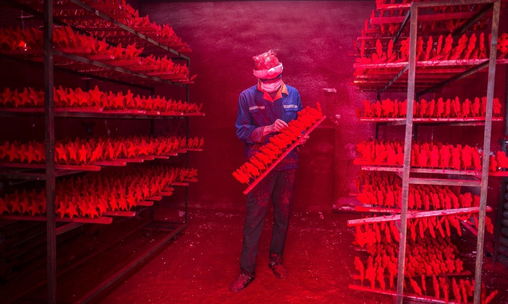 "Ông già Noel" bất đắc dĩ - cậu công nhân Duy trong xưởng làm đồ trang trí nhuộm đầy bụi đỏ