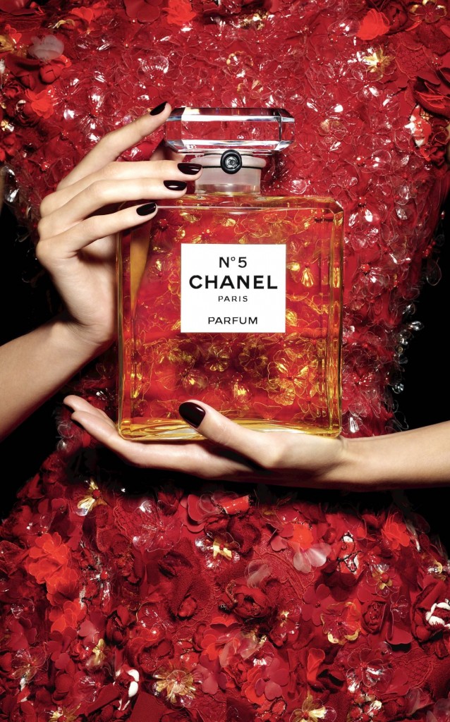 GISELE-BUNDCHEN-CHANEL-NO5-FESTIVE2015-6