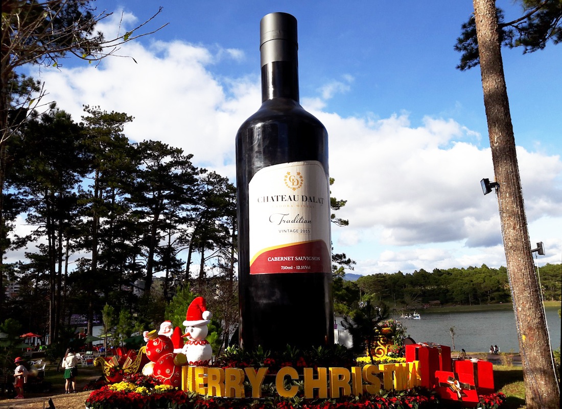 самая большая бутылка. вино большие бутылки. вино большая бутылка. далат большое вино. самая большая бутылка вина.