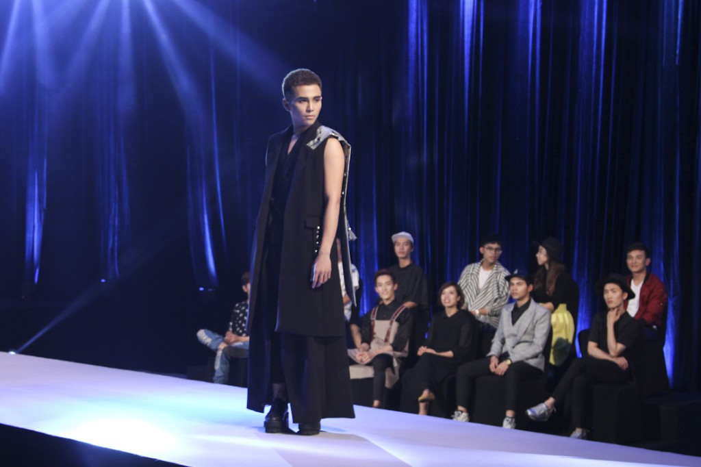 PROJECT-RUNWAY-VIETNAM-2015-TAP3-NTK Anh Minh va ca si Will chien thang trong tap 3(10)