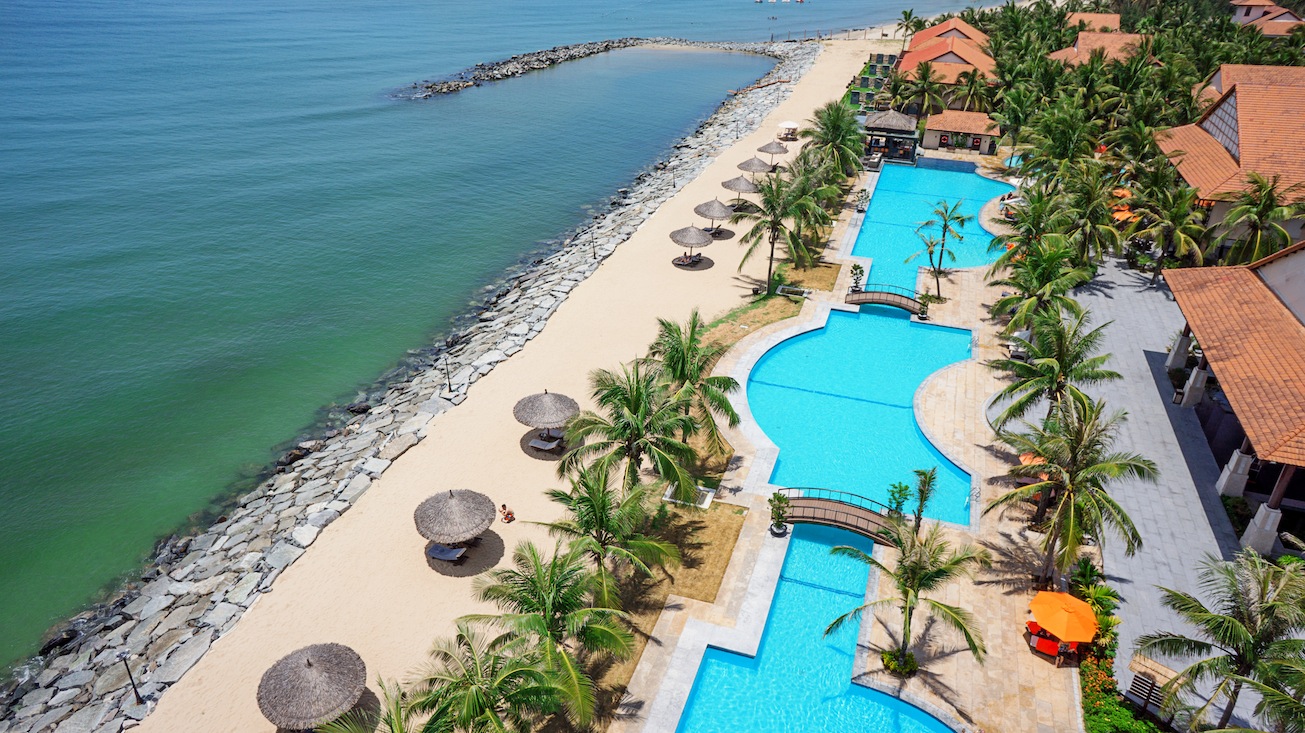 Khám phá bể bơi dài nhất Việt Nam tại Golden Sand Resort & Spa Hội An |  Harper's Bazaar Việt Nam