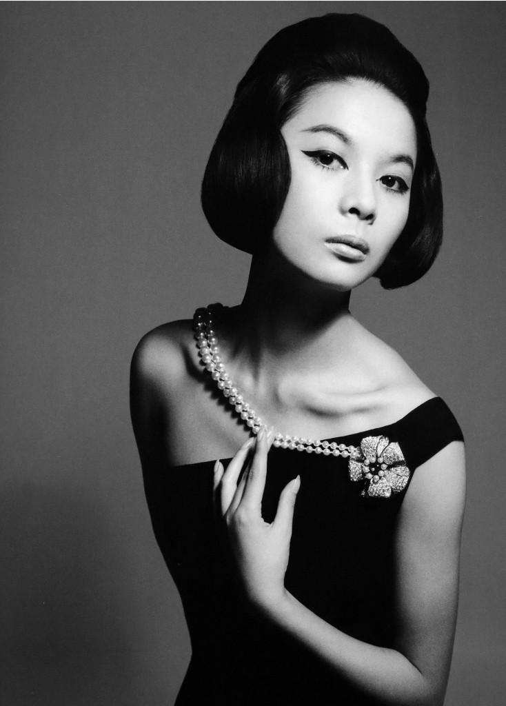 hiroko-matsumoto-chat-noir-dress-from-diors-ysl-autumnwinter-collection-1960-august-1960-c2a9-richard-avedon