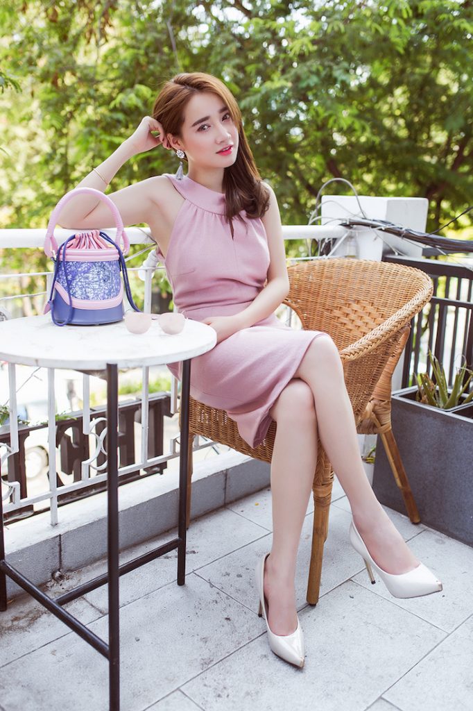 Trong chiếc váy hồng pastel ngọt ngào từ MyMy by Phương My, nhan sắc Nhã Phương như làm tan chảy mọi ánh nhìn