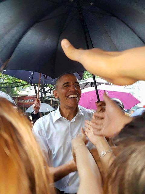 Hình ảnh thân thiện của ông Obama trong chiếc áo sơ mi trắng giản dị là một người đàn ông niềm nở, thân thiện chứ không kiêu kỳ