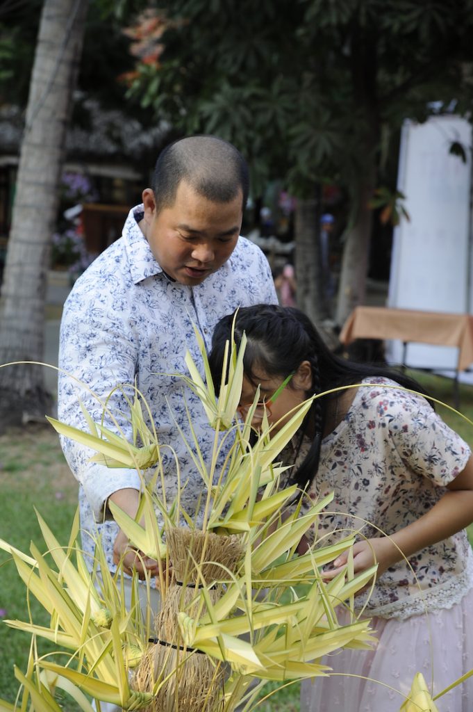 Hai cha con Minh Khang cùng nhau làm cào cào lá tre