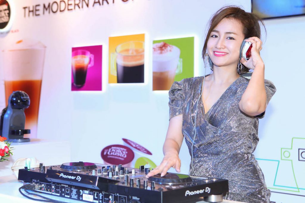 DJ Trang Moon khuấy động bầu không khí trong khi MC Phan Anh trổ tài pha cà phê