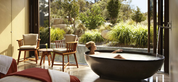 Phòng tắm hòa mình vào thiên nhiên tại Saffire Freycinet, khu nghỉ dưỡng cung cấp các dịch vụ spa từ các nhà trị liệu nổi tiếng