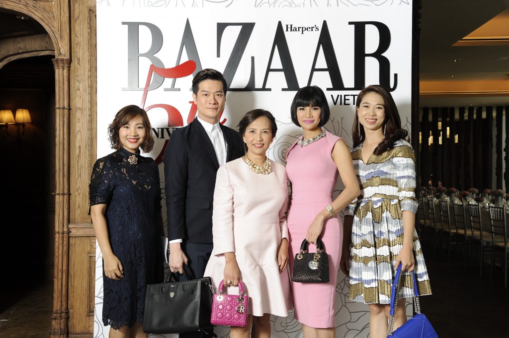 Đại diện Harper's Bazaar Việt Nam chụp ảnh cùng ông Joseph Teoh và nữ doanh nhân Lê Hạnh (thứ 2 từ phải sang)