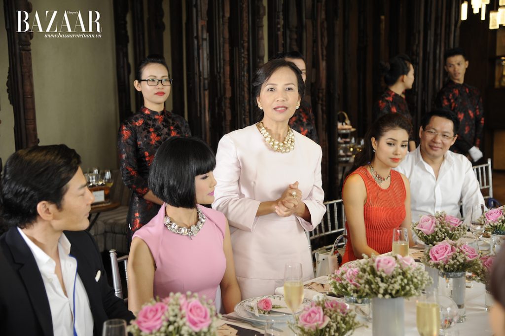 Đại diện Harper's Bazaar Việt Nam – chị Trần Nguyễn Thiên Hương cảm ơn sự hỗ trợ từ Christian Dior Việt Nam