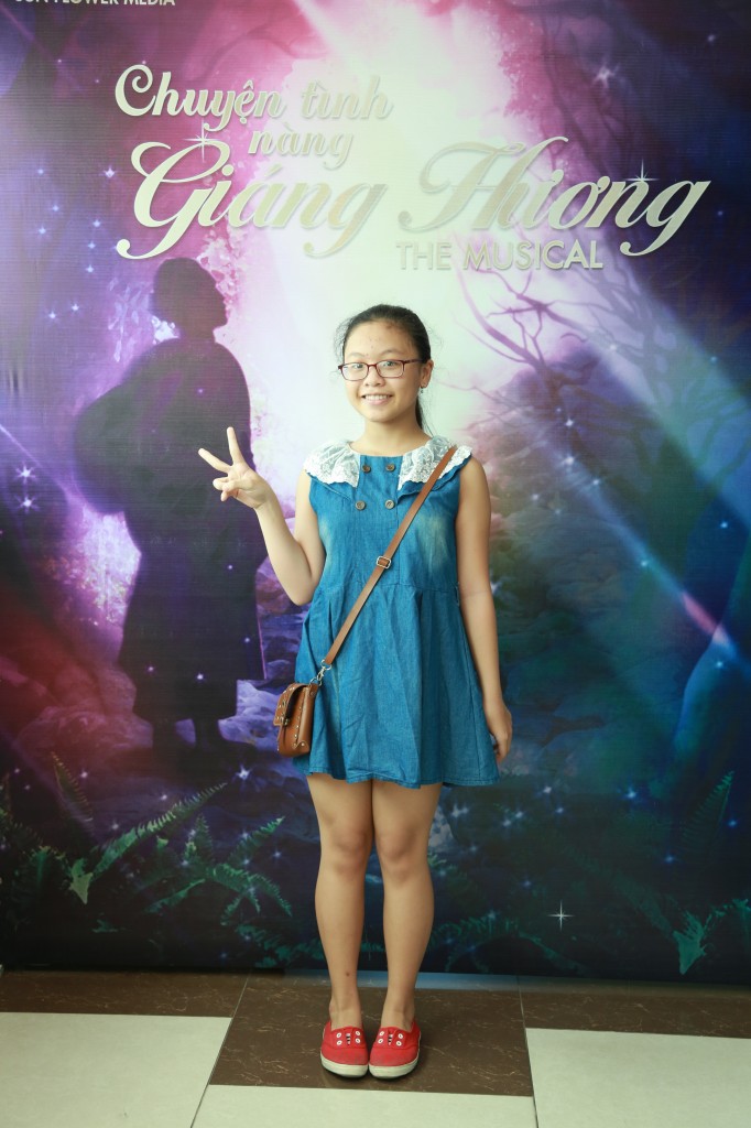 Em Phương Uyên, 10 tuổi, tỏ ra rất dạn dĩ và tự tin khi em vừa hát vừa minh hoạ ca khúc 'Em là bông hồng nhỏ'