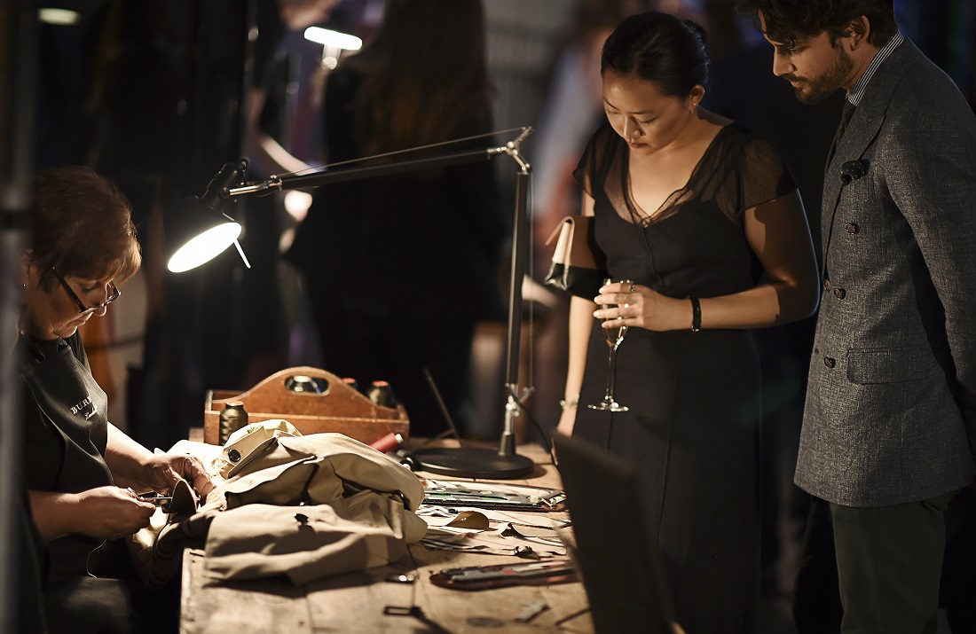 Burberry: hoan nghênh nghệ thuật thủ công và chủ nghĩa cá nhân hóa |  Harper's Bazaar Việt Nam