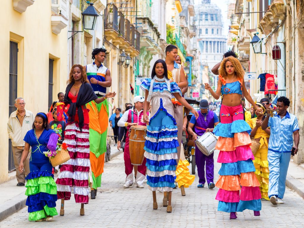Phụ nữ tại Cuba đều mang trên mình những trang phục rực rỡ màu sắc và sẵn sàng uốn mình theo những điệu múa đầy điêu luyện