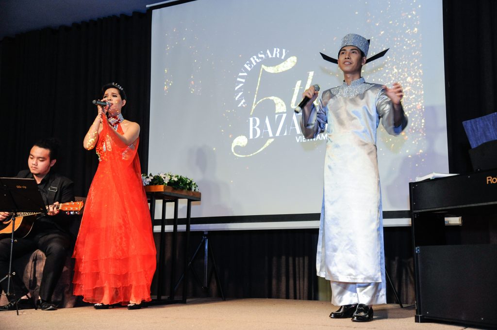 Giáng Hương và Từ Thức trên sân khấu đêm tiệc kỷ niệm 5 năm Harper’s Bazaar Việt Nam