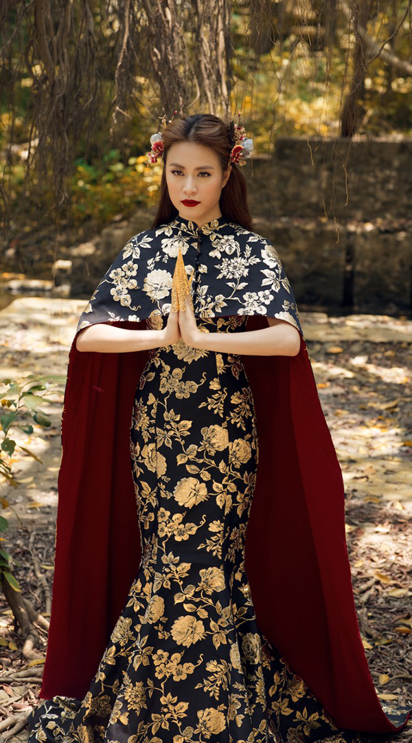 Nữ ca sĩ khiến khán giả hâm mộ thích thú với hình tượng một nữ hoàng quyền lực trong trang phục của nhà thiết kế Tăng Thành Công