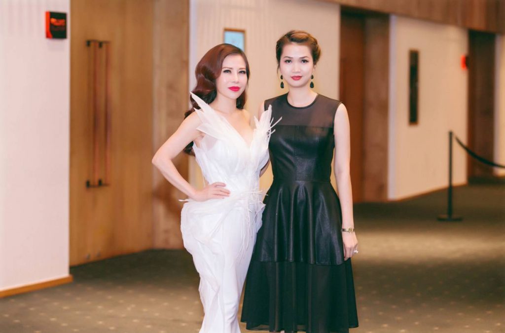 Hoa khôi duyên dáng doanh nhân việt 2015 Lan Phương cùng chị Nguyễn Hồng Nhung, trưởng phòng Kinh doanh và Truyền thông tạp chí Her World