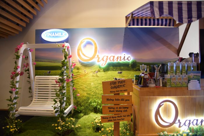 Booth chụp hình theo phong cách gần gũi với thiên nhiên từ nhà tài trợ chính Sữa tươi Vinamilk Organic cao cấp mới