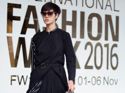 Sắc đen tràn ngập street style Vietnam International Fashion Week Thu Đông 2016 ngày đầu tiên