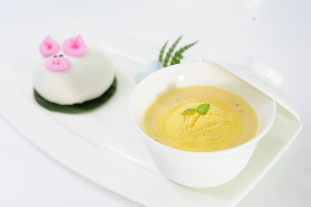 Chilled mango sago cream with pomelo and ice cream served with Steamed custard bun (Kem dương chi cam lộ kèm Bánh bao nhân bơ sữa)