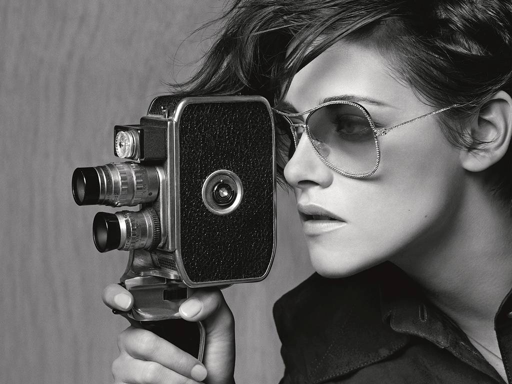 Kristen Stewart trong chiến diễn quảng bá mắt kính của Chanel vào năm 2015