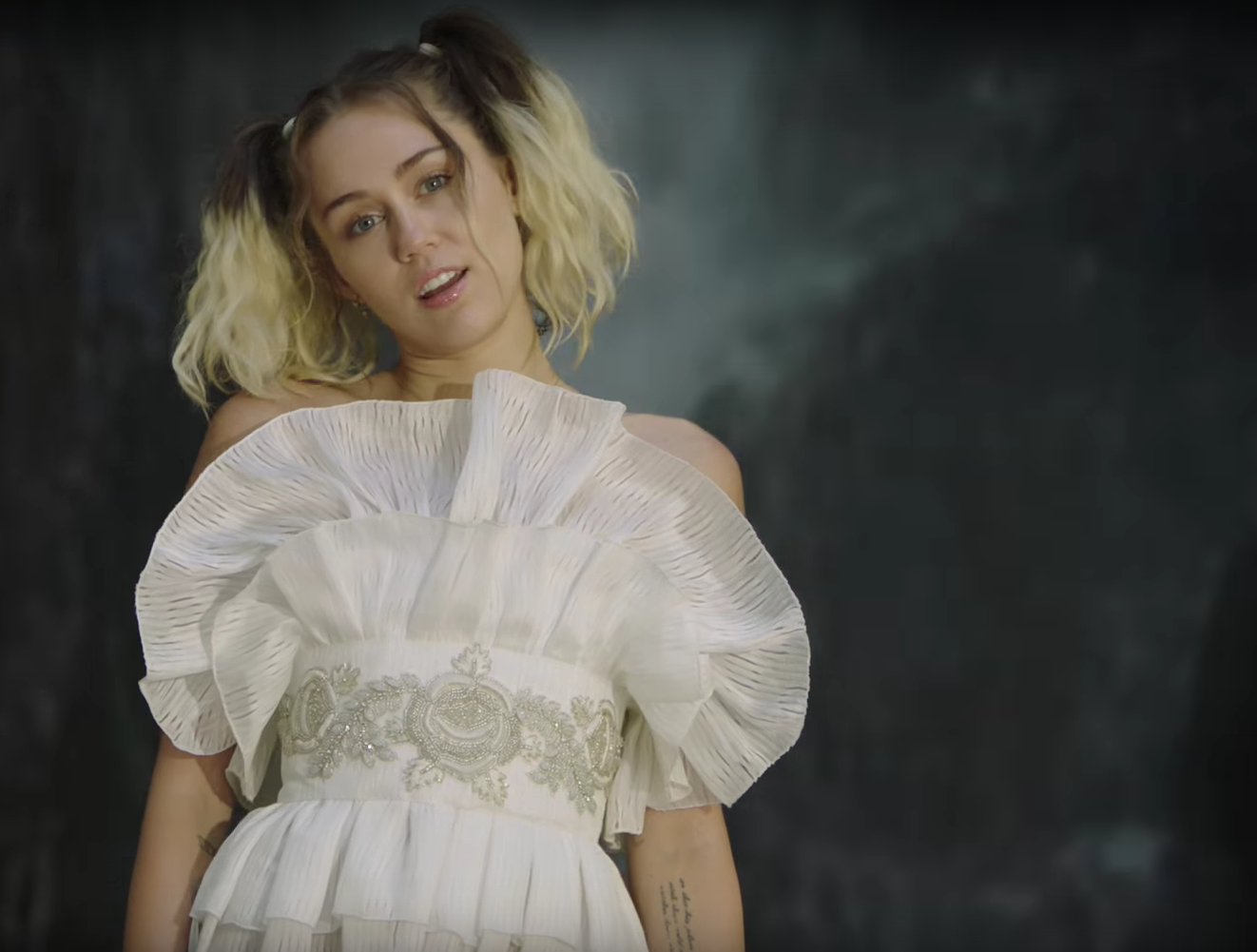 20171305 Miley Cyrus white dress 1