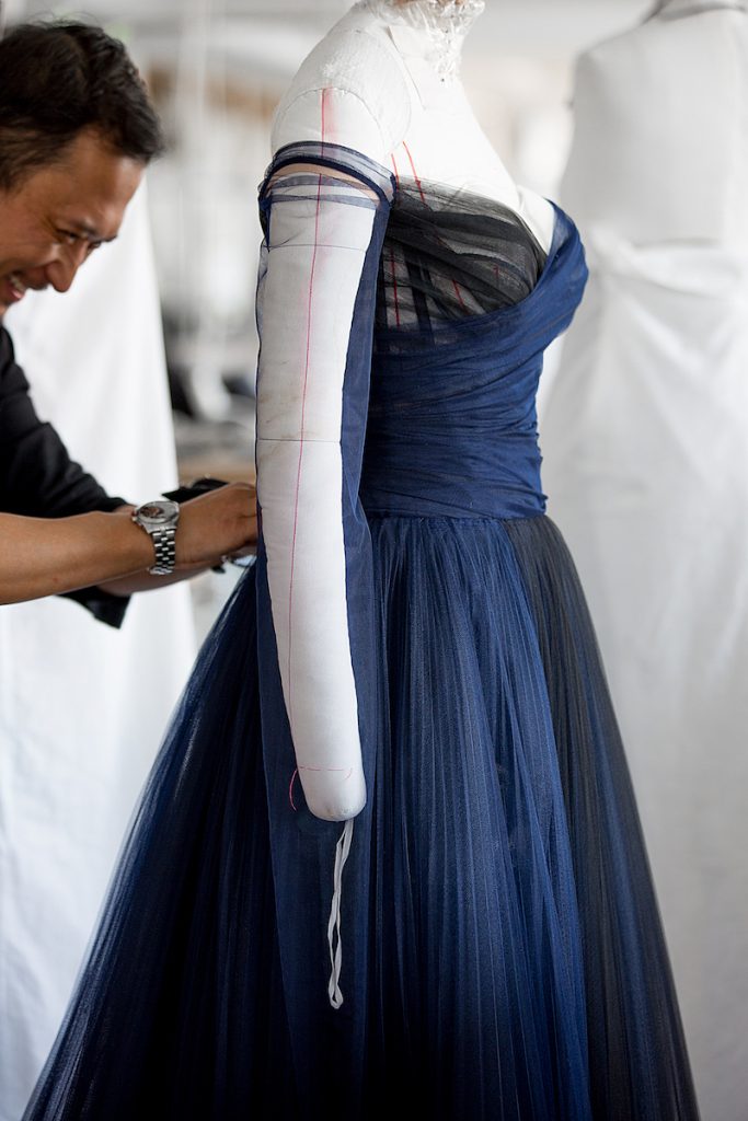 Nghệ nhân nhà Dior chỉnh sửa trang phục