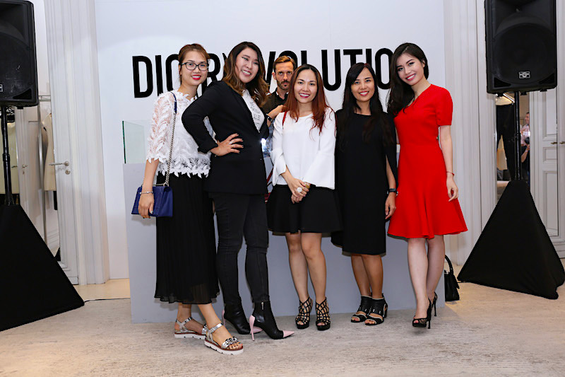 Từ trái sang: Chị Nguyễn Hồng Nhung – Trưởng phòng kinh doanh tạp chí Harper's Bazaar Việt Nam, chị Helene – Country Manager của Dior Việt Nam, chị Trần Thùy Linh – phụ trách Marketing Dior