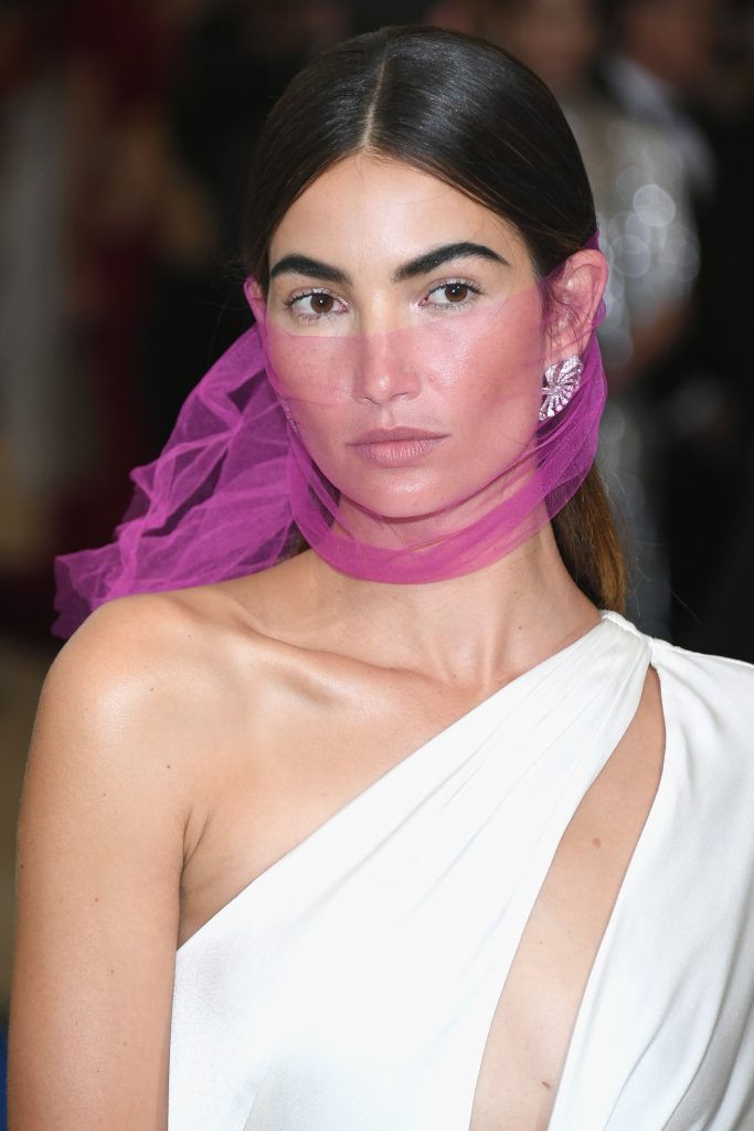 Lily Aldridge đeo hoa tai Heritage bạch kim nạm kim cương (MUS0186) 