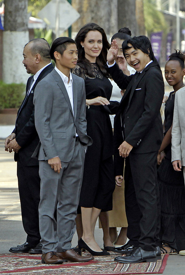 angelina-jolie-kids-first-official-outing-since-brad-pitt-split-cambodia-feb-18-2017-5