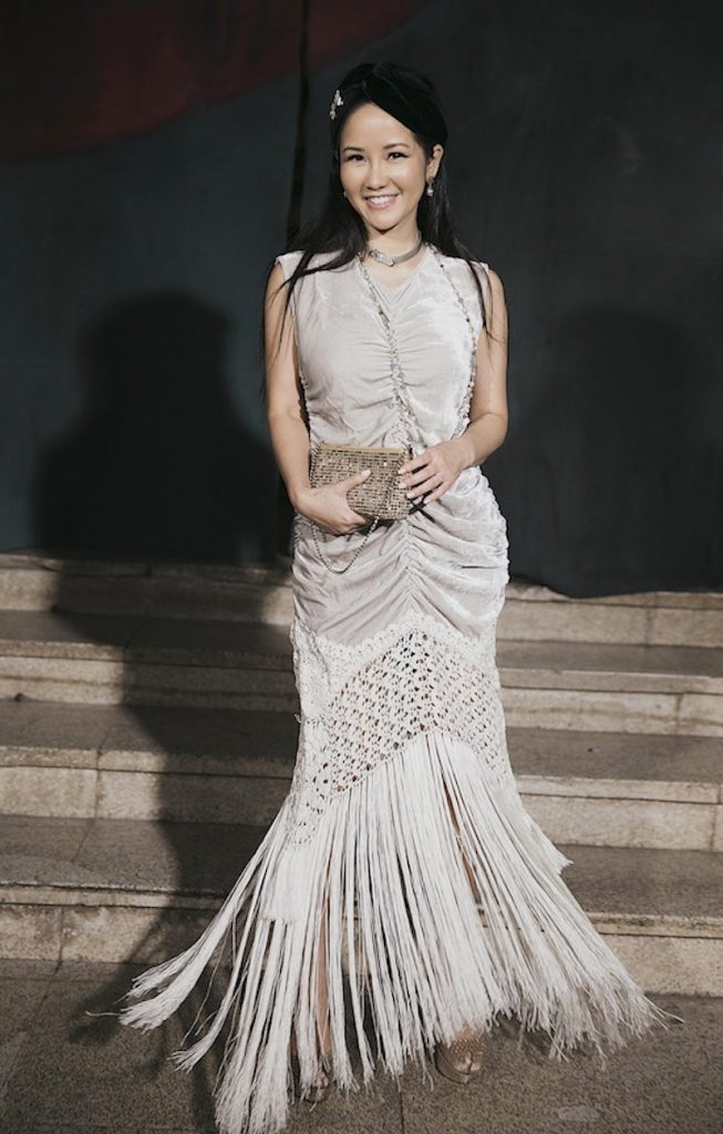 Diva Hồng Nhung diện chiếc đầm tua rua nữ tính