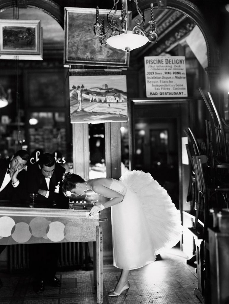 Suzy Parker với Robin Tattersall và Gardner McKay tại Café des Beaux-Arts, Paris (8/1956). Ảnh chụp bởi Richard Avedon. Đầm của Lanvin-Castillo