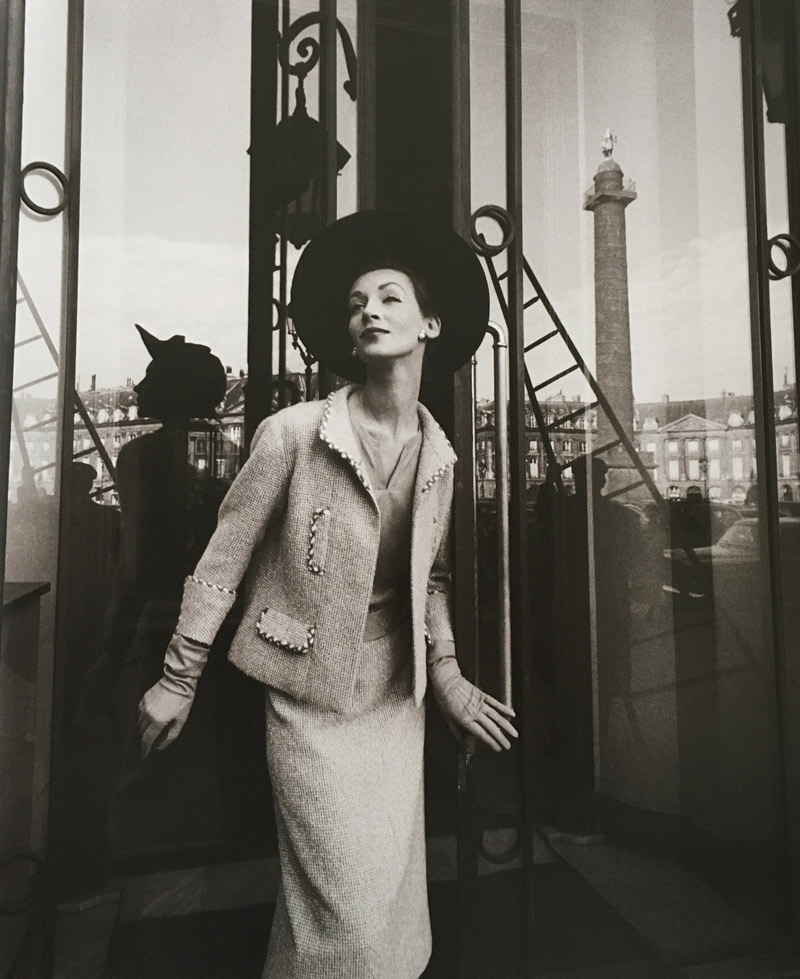 Người mẫu Ruth trên tạp chí Harper’s Bazaar năm 1957 trong trang phục Chanel, bà cũng là vợ của Gleb Derujinsky 