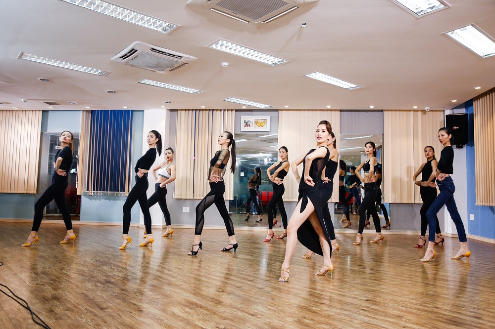 Kiện tướng Khánh Thi hước dẫn các người mẫu điệu nhảy trong thử thách tập 6