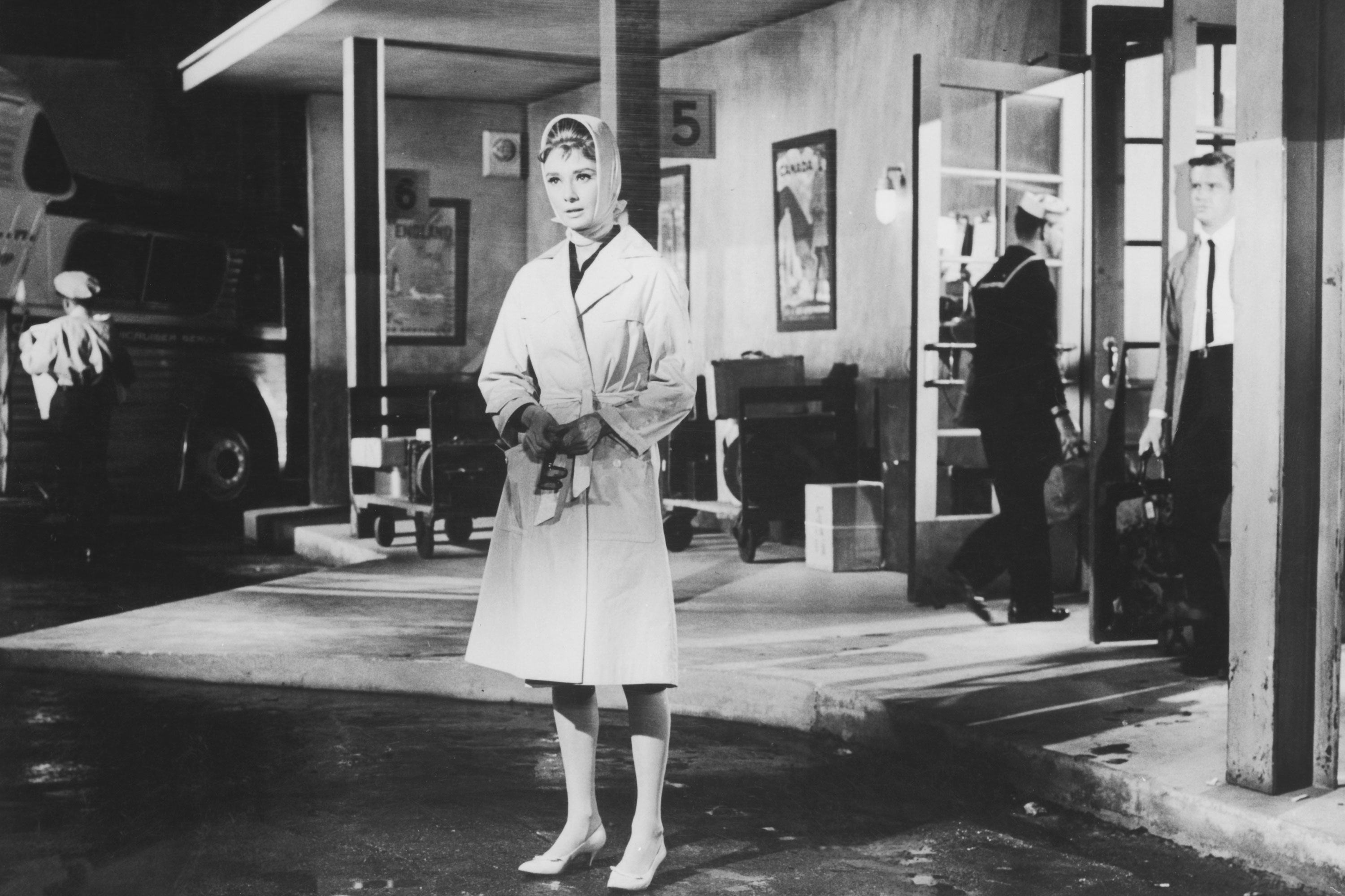 Audrey Hepburn với chiếc áo trench coat trong bộ phim kinh điển Breakfast at Tiffany's.