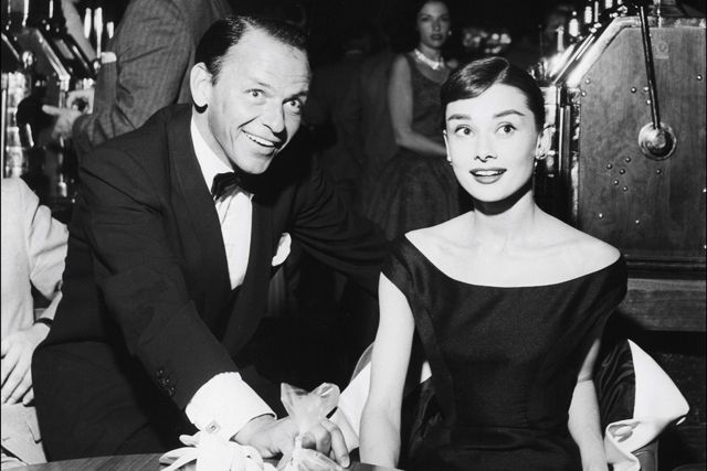 Hepburn với ca sĩ Frank Sinatra ở Las Vegas, năm 1956.
