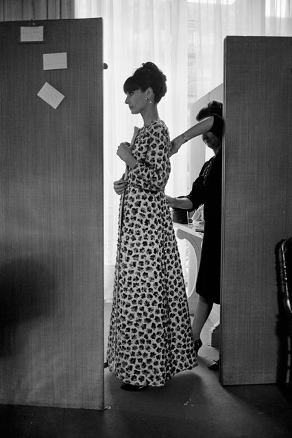 Hepburn thử đồ trong văn phòng của Givenchy ở Paris năm 1964.