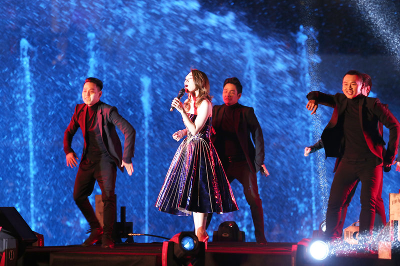 Buổi trình diễn của Mỹ Tâm có phần “sung” hơn, dạt dào cảm xúc hơn trên sân khấu nhạc nước.