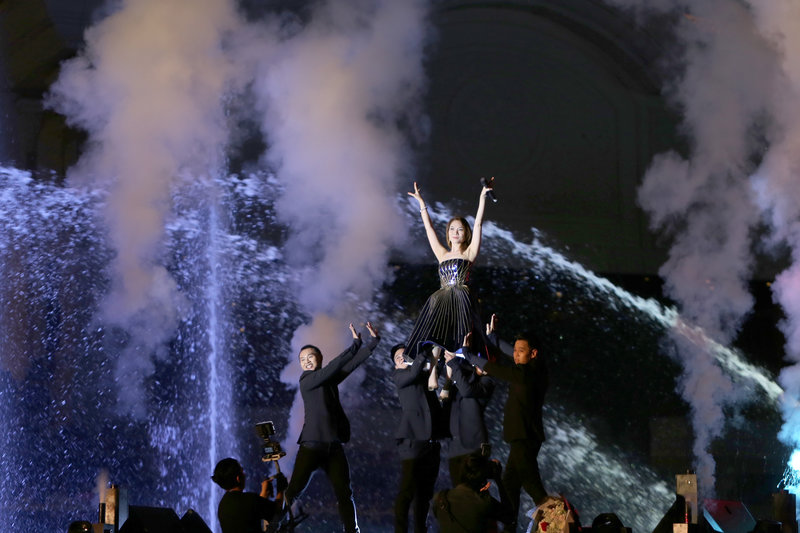 Buổi trình diễn của Mỹ Tâm có phần “sung” hơn, dạt dào cảm xúc hơn trên sân khấu nhạc nước.