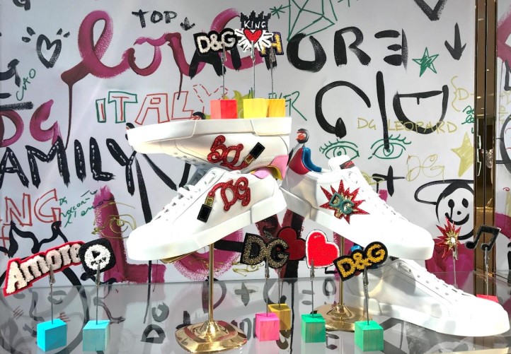 Đừng bỏ lỡ cơ hội để thăm quan cửa hàng pop-up của Dolce & Gabbana tại Hà Nội và chiêm ngưỡng những đôi giày sneaker tuyệt đẹp. Xem ảnh để nhanh chóng có được hình ảnh về sự kiện đặc biệt này.