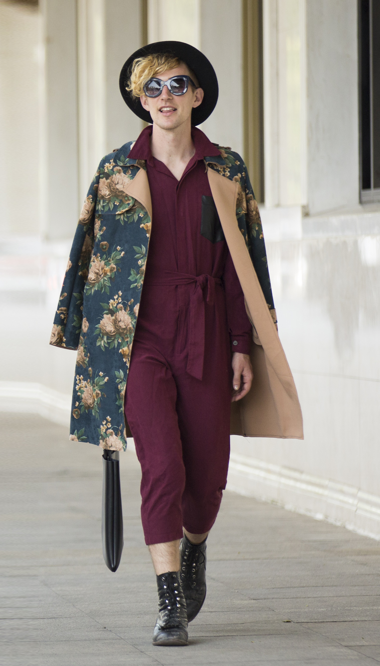 Rob Woodcox nổi bật với điểm nhấn là áo khoác hoạ tiết hoa đến từ thương hiệu Thai Salew.
