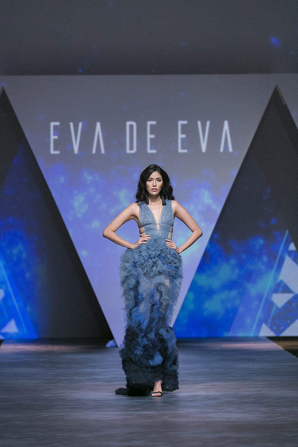 Trong vai trò Vedette, Hoa khôi Áo dài Lan Khuê trong thiết kế váy dạ hội bay bổng đã viết lên cái kết đẹp đẽ cho show diễn kỉ niệm 10 năm thương hiệu Eva de Eva; cũng là đêm bế mạc đầy ấn tượng cho sự kiện thời trang đẳng cấp Tuần lễ thời trang Quốc tế Việt Nam.