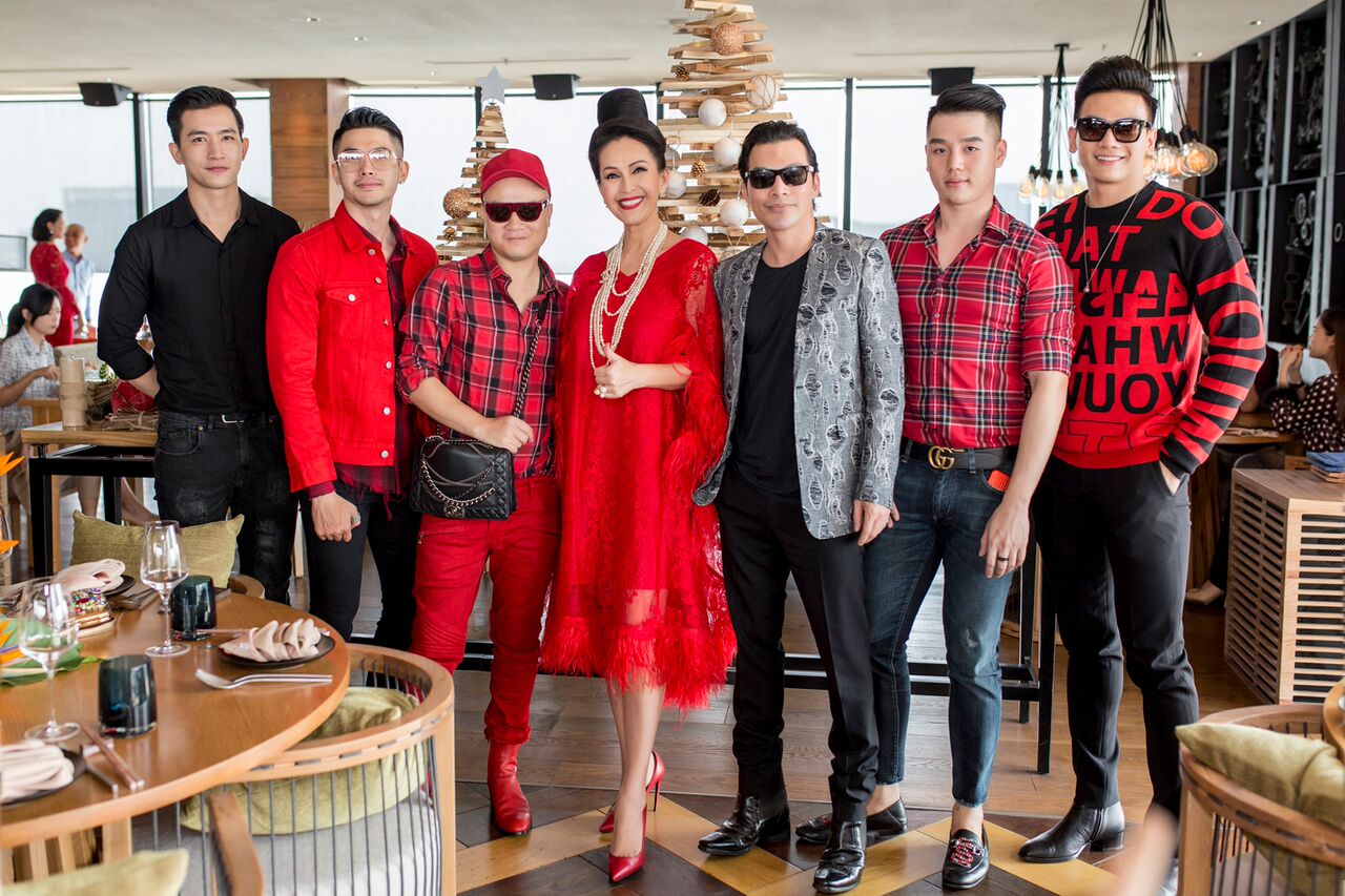 Đạo diễn Trần Bảo Sơn, Võ Cảnh, Hoàng Tiến Dũng cũng có mặt trong tiệc sinh nhật của Diễm My với trang phục nam tính, mạnh mẽ. 