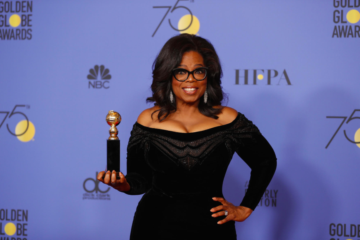 Oprah Winfrey cầm trên tay giải thưởng danh giá.