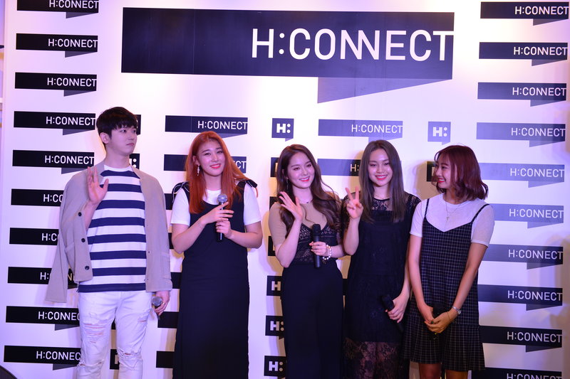 Ca sĩ Shin Huyn Woo cùng nhóm High Teen giao luu khán giả Việt Nam