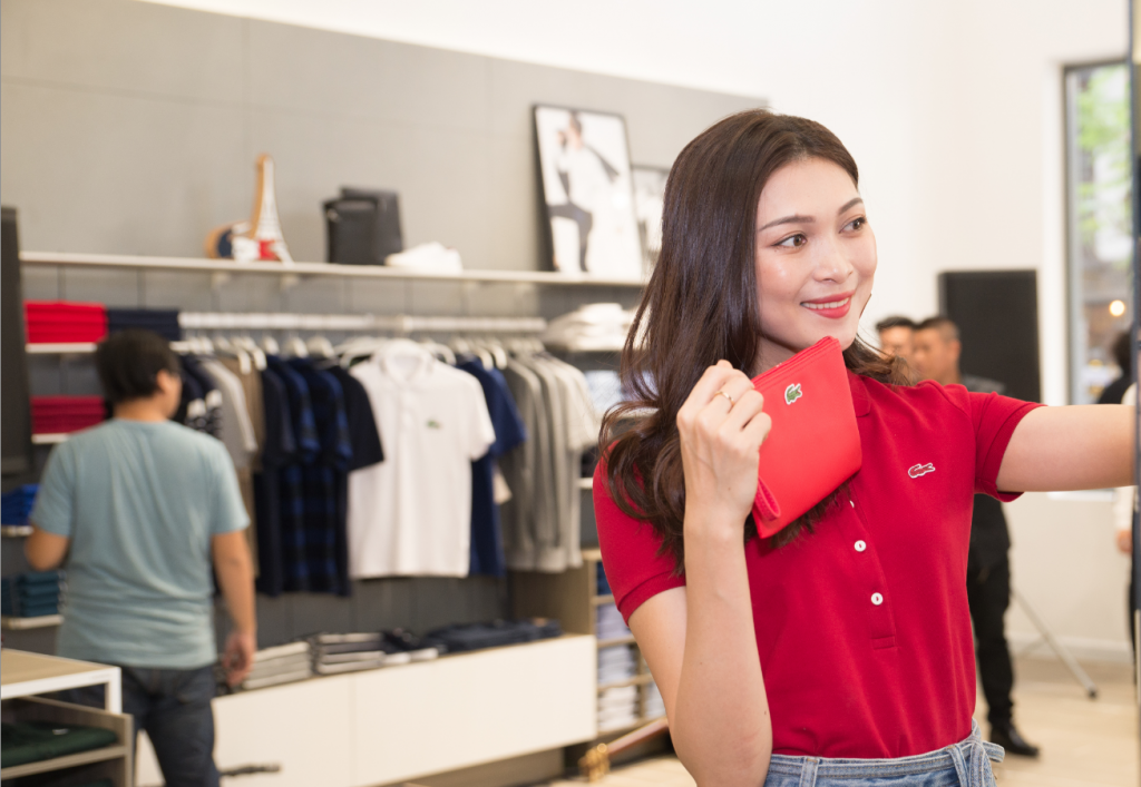 thuong-hieu-lacoste-khai-truong-cua-hang-flagship-model-thieu-thu-thao