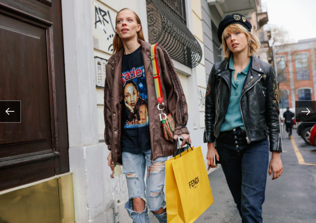 Người mẫu Edie Campbell và Lexi Boling với túi xách Dior