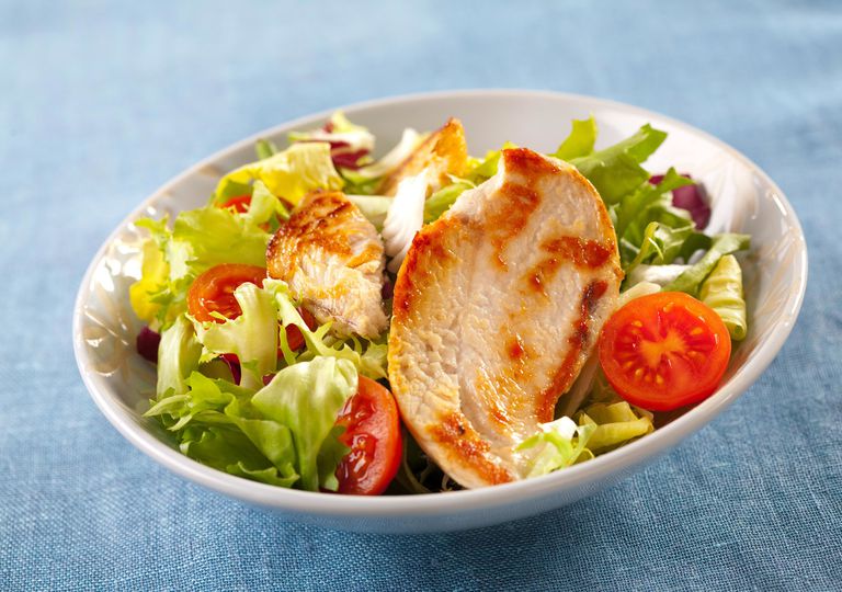 Salad rau củ và gà - một trong những món ăn yêu thích của Kate Upton.