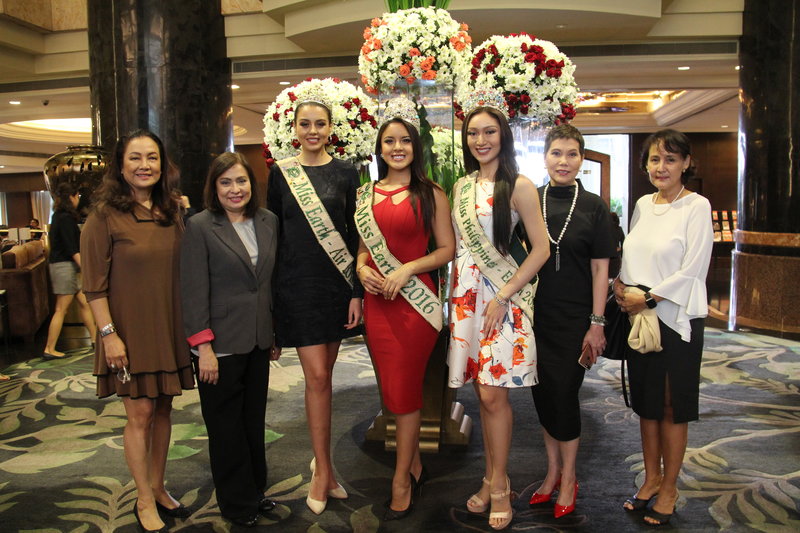 Bà Lorraine.E. Schuck (bìa phải) cùng các thí sinh và giám khảo Miss. Earth